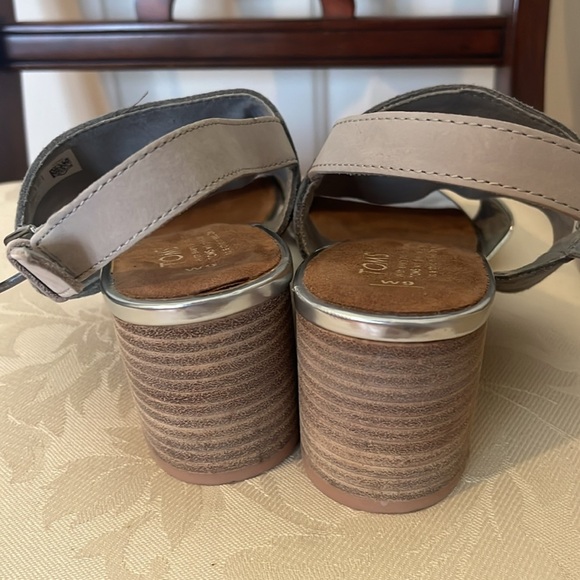TOMS Poppy Suede and Silver Sandal women’s size 9 - Picture 3 of 5